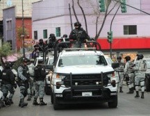 Integrantes de la Guardia Nacional resguardan el lugar al que trasladaron el cuerpo de Nemesio Oseguera Cervantes, alias 