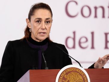 La presidenta de México, Claudia Sheinbaum, habla en una rueda de prensa este lunes, en Palacio Nacional de Ciudad de México. EFE/ J. Méndez