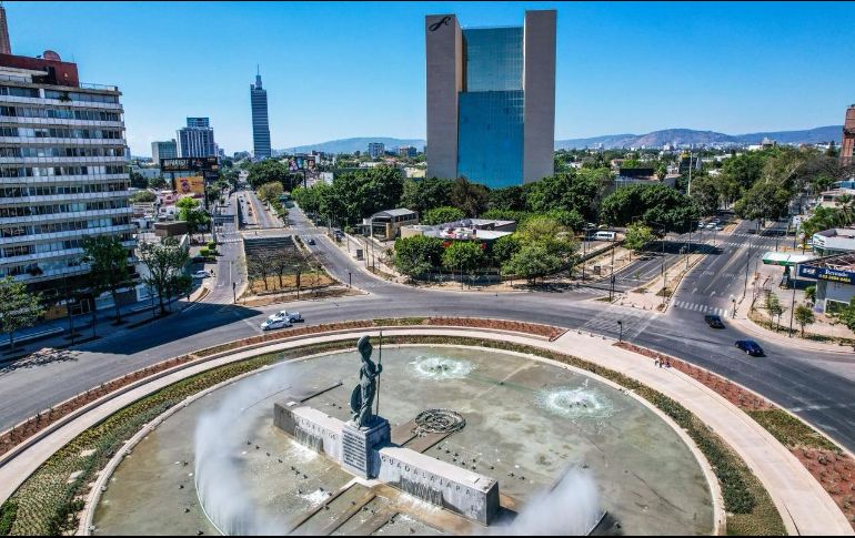 La Minerva bajo un cielo despejado. La emblemática glorieta presenta tránsito ligero y poca presencia de peatones. EL INFORMADOR / A. Navarro