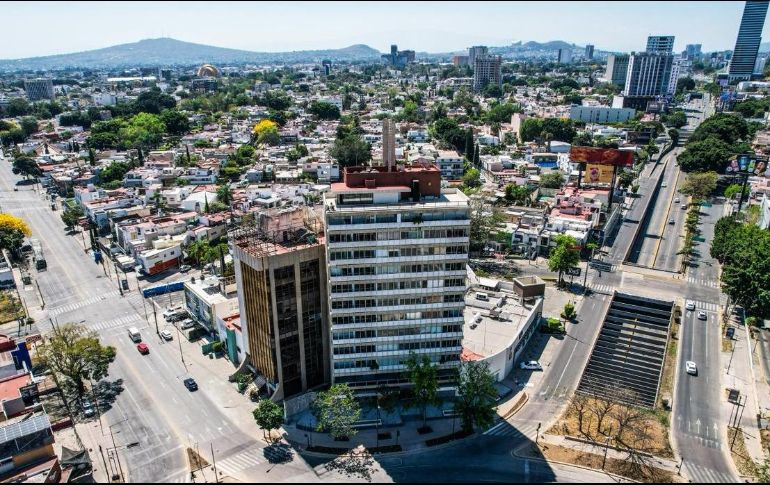 Semáforos que ilumnan paso tranquilos. Vías como López Mateos permanecen despejadas durante las primeras horas del día. EL INFORMADOR / A. Navarro