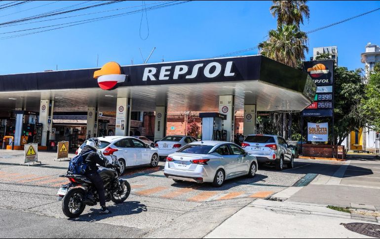 Filas en gasolineras. Automovilistas esperan turno para cargar combustible en una gasolinera de la ciudad durante la jornada posterior a los hechos. EL INFORMADOR / A. Navarro