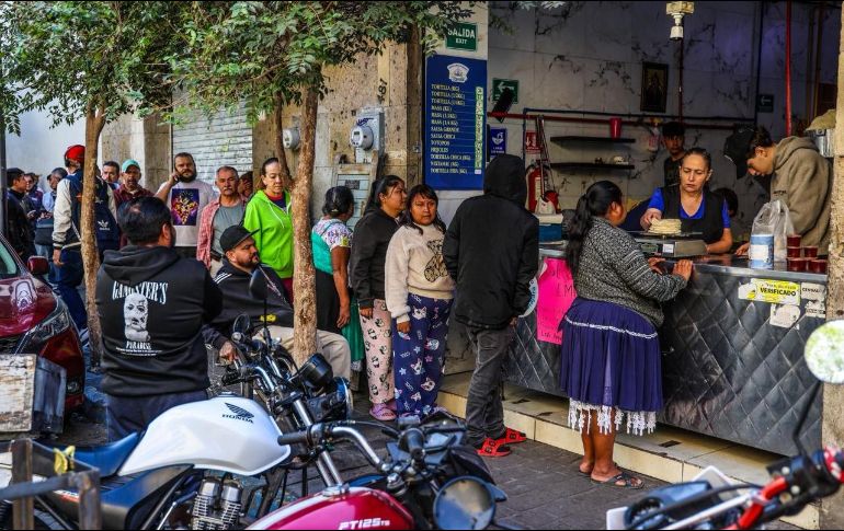 No pueden faltar las tortillas. Otras personas aguardan para comprar este alimento básico. EL INFORMADOR / A. Navarro