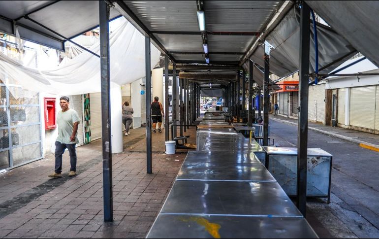 Pasillos vacíos. Locales con cortinas cerradas y mesas sin actividad se aprecian en una de las zonas comerciales con mayor afluencia en la capital de Jalisco. EL INFORMADOR / A. Navarro