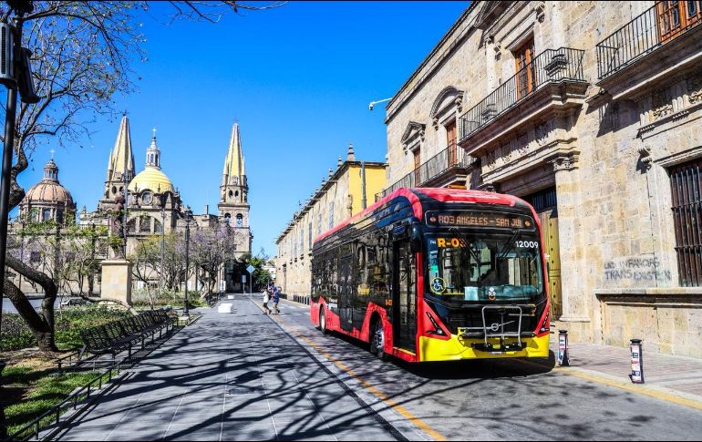 Ruta frente a la Catedral. Una unidad del transporte público circula frente a la Catedral de Guadalajara con baja presencia de paseantes. EL INFORMADOR / A. Navarro