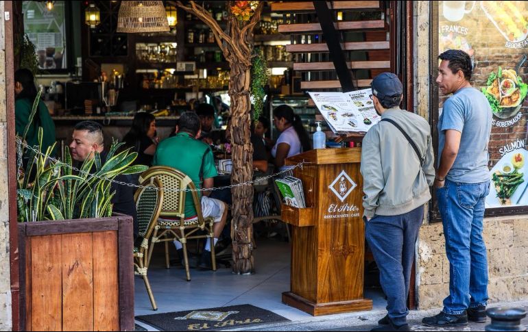 Restaurantes, entre los negocios que operan hoy. Comensales acuden a restaurantes donde la actividad transcurre con discreción. EL INFORMADOR / A. Navarro