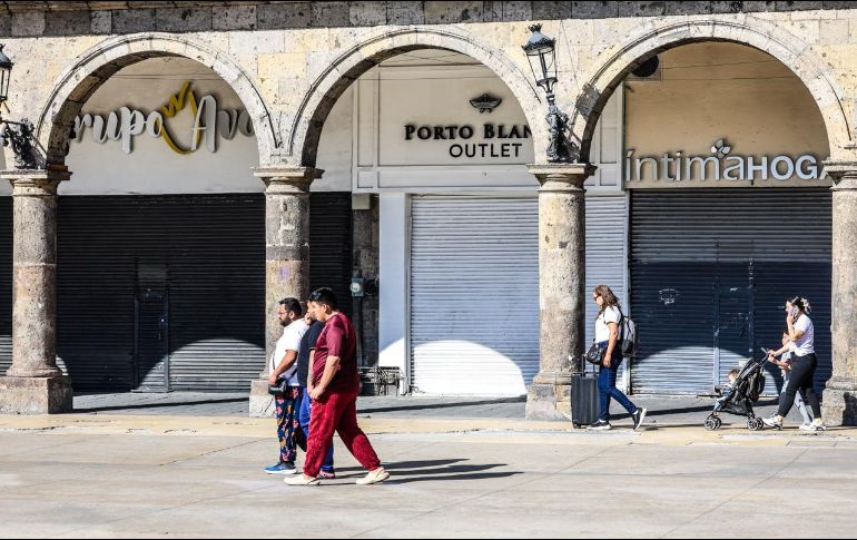 La cautela de otros negocios. Mientras algunos comercios operan mientras otros mantienen sus cortinas abajo. EL INFORMADOR / A. Navarro