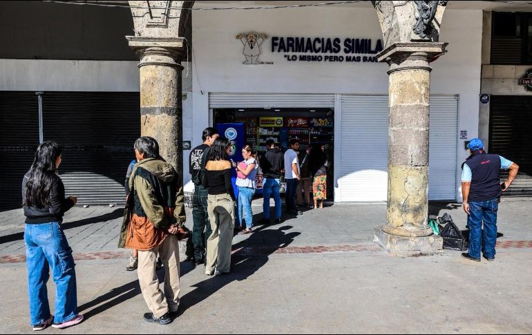 Consulta y abastecimiento. Clientes forman fila frente a una farmacia que mantiene servicio activo. EL INFORMADOR / A. Navarro