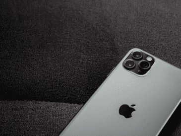 Además de la serie clásica (Pro y Pro Max) se rumora que podría haber un modelo "Air" y un futuro plegable (iPhone 18 Fold) con precios más altos. CANVA