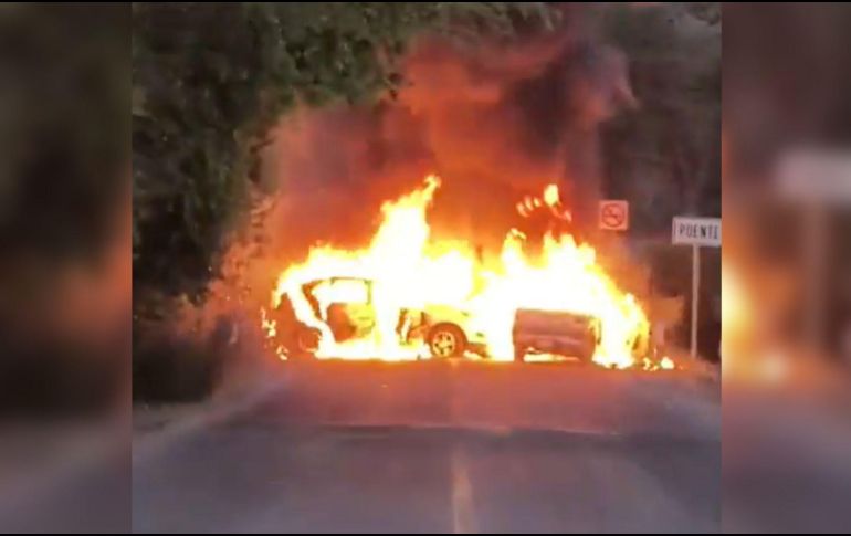 Esta noche se registraron nuevos bloqueos en vialidades y vehículos incendiados en el municipio de Autlán. ESPECIAL.