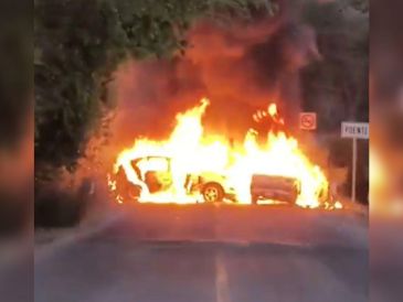 Esta noche se registraron nuevos bloqueos en vialidades y vehículos incendiados en el municipio de Autlán. ESPECIAL.