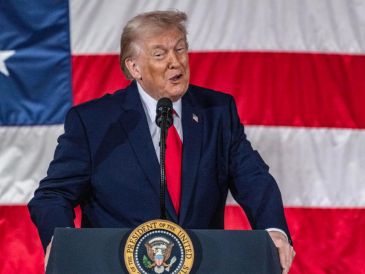 El dictamen del Supremo afecta a los llamados gravámenes "recíprocos" impuestos por Trump a los socios comerciales de la mayor economía del mundo. EFE/S. GILLILAND