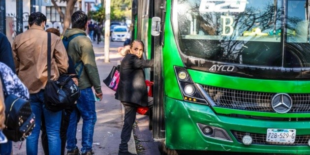 Usuarios reportan falta de unidades en ESTAS rutas del transporte p&uacute;blico; gobierno afirma que opera al 72%