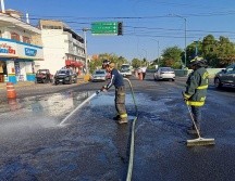 Elementos de Protección Civil y Bomberos de Puerto Vallarta realizan actividades de limpieza. ESPECIAL / FACEBOOK Protección Civil y Bomberos Puerto Vallarta