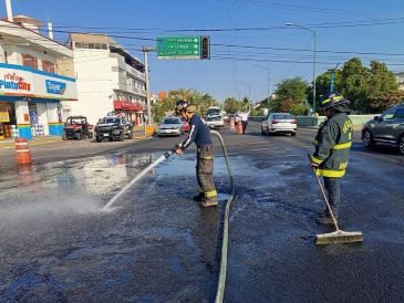 Elementos de Protección Civil y Bomberos de Puerto Vallarta realizan actividades de limpieza. ESPECIAL / FACEBOOK Protección Civil y Bomberos Puerto Vallarta