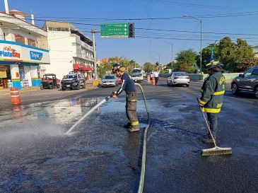 Elementos de Protección Civil y Bomberos de Puerto Vallarta realizan actividades de limpieza. ESPECIAL / FACEBOOK Protección Civil y Bomberos Puerto Vallarta