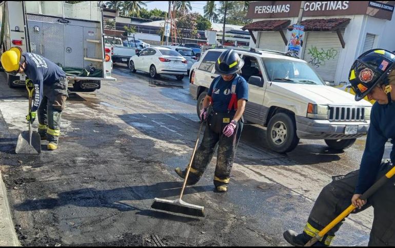 Elementos de Protección Civil y Bomberos de Puerto Vallarta realizan actividades de limpieza. ESPECIAL / FACEBOOK Protección Civil y Bomberos Puerto Vallarta
