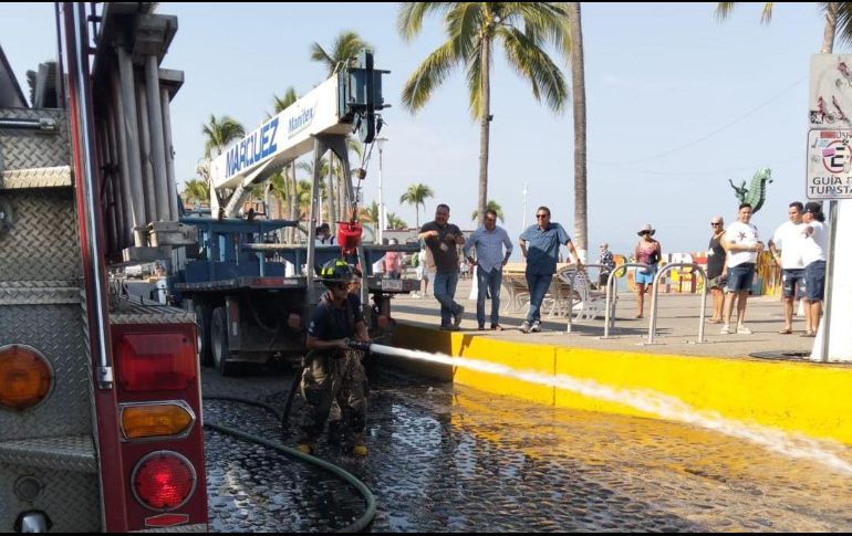Elementos de Protección Civil y Bomberos de Puerto Vallarta realizan actividades de limpieza. ESPECIAL / FACEBOOK Protección Civil y Bomberos Puerto Vallarta