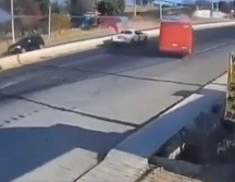 El momento quedó captado en video y muestra cómo el operador del camión actuó para evitar que la unidad fuera detenida por presuntos criminales. INSTAGRAM/@informador