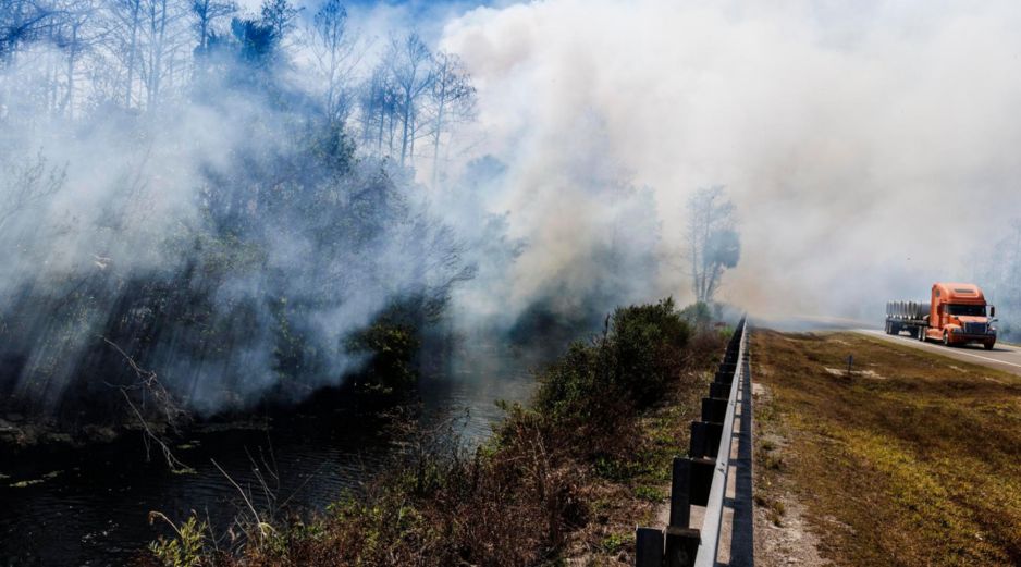 El siniestro permanecía sin control hasta la mañana de este martes y avanzaba en el condado de Collier. EFE/CRISTOBAL HERRERA-ULASHKEVICH