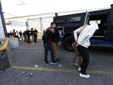 La Fiscalía de Jalisco informó que las personas implicadas en la quema de automóviles son investigados por seis delitos más. CORTESÍA.