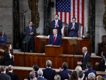 "Esto garantizará la capacidad de la empresa para obtener electricidad y, al mismo tiempo, reducirá los precios de la electricidad para ustedes", insistió Trump ante las Cámaras. EFE / W. OLIVER