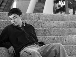 La producción de la canción es rica en matices, incorporando baterías potentes, trompetas envolventes y, notablemente, un fragmento del poema 