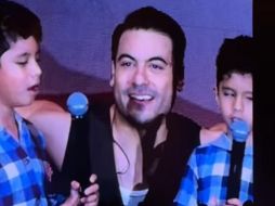 El cantante, al lado de Rodrigo y David, dos gemelos que adoptaron el nombre artístico de “Los repetidos”. ESPECIAL