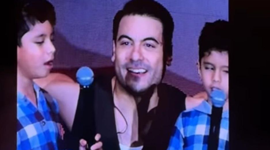 El cantante, al lado de Rodrigo y David, dos gemelos que adoptaron el nombre artístico de “Los repetidos”. ESPECIAL