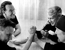 U2 difundió una fotografía que muestra la unión de sus integrantes. ESPECIAL