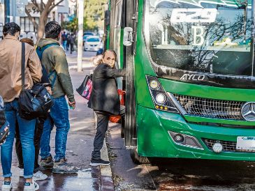 La Secretaría de Transporte informó que el servicio público mejorará su cobertura a lo largo de esta semana, luego de las afectaciones provocadas por los bloqueos y la quema de vehículos, tras la detención de Nemesio Oseguera Cervantes, alias El Mencho. EL INFORMADOR/ A. Navarro