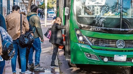 La Secretaría de Transporte informó que el servicio público mejorará su cobertura a lo largo de esta semana, luego de las afectaciones provocadas por los bloqueos y la quema de vehículos, tras la detención de Nemesio Oseguera Cervantes, alias El Mencho. EL INFORMADOR/ A. Navarro