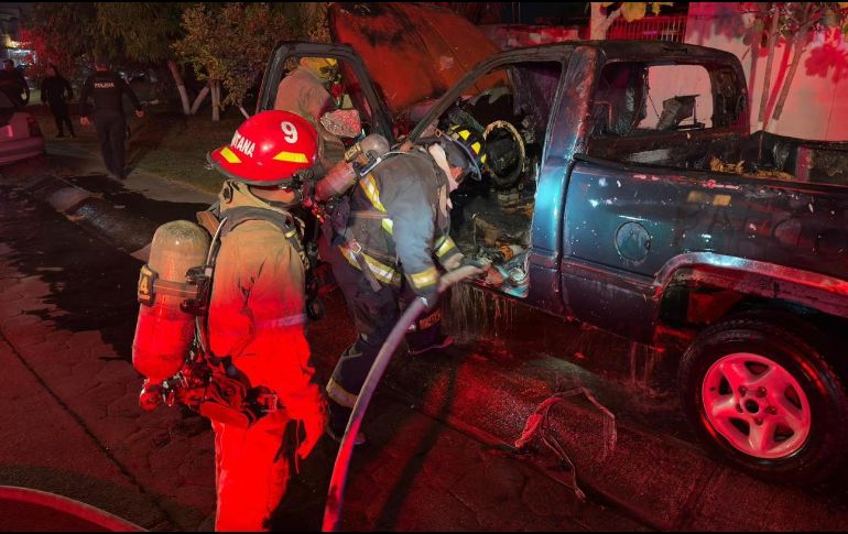 Bomberos de Puerto Vallarta retomaron los trabajos de extinción luego de que los vecinos del lugar lograran contener el incendio en su fase de crecimiento. ESPECIAL / FACEBOOK Protección Civil y Bomberos Puerto Vallarta