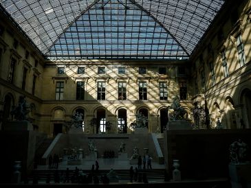 El nuevo director dará prioridad al refuerzo de la seguridad, así como a la protección de los edificios del Louvre, sus colecciones, a los visitantes y al personal. EFE/EPA/YOAN VALAT