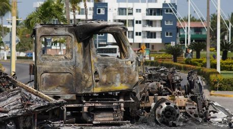 En la fotografía, un vehículo incendiado en una vía de Puerto Vallarta. EFE/A. Montero