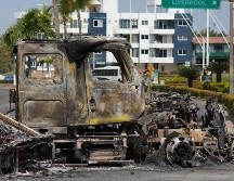En la fotografía, un vehículo incendiado en una vía de Puerto Vallarta. EFE/A. Montero