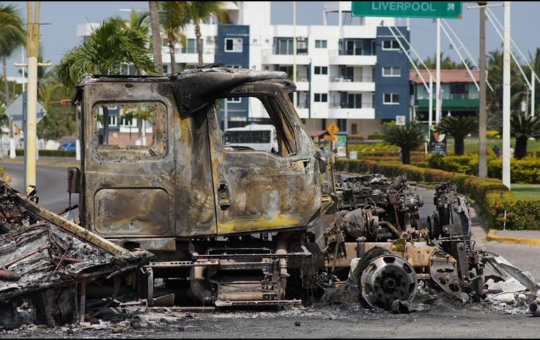En la fotografía, un vehículo incendiado en una vía de Puerto Vallarta. EFE/A. Montero