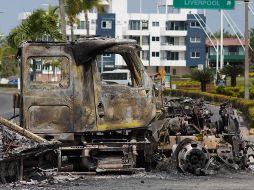 En la fotografía, un vehículo incendiado en una vía de Puerto Vallarta. EFE/A. Montero