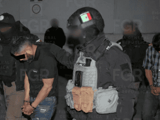 En Tapalpa, Fiscalía General de la República (FGR) aseguró armamento variado, así como a dos integrantes de una organización criminal. ESPECIAL / Fiscalía General de la República (FGR)