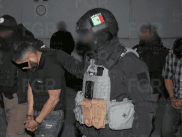 En Tapalpa Fiscalía General de la República (FGR) aseguró armamento variado, así como a los dos integrantes de una organización criminal. ESPECIAL / La Fiscalía General de la República (FGR)