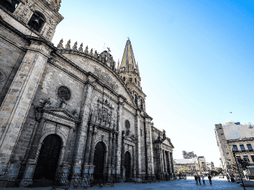 La representación diplomática también actualizó su comunicación para señalar que los aeropuertos de Guadalajara y Puerto Vallarta mantienen operaciones regulares, con servicios disponibles y sin reportes de cierres carreteros instruidos por autoridades locales. EL INFORMADOR / A. Navarro