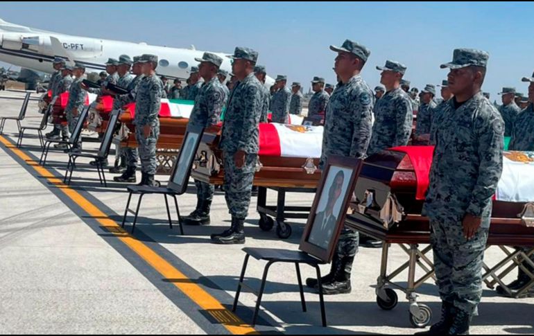 Los féretros se cubrieron con la Bandera Nacional y se montó una guardia de honor. X/Defensamx1