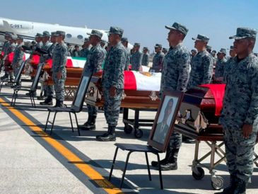 Los féretros se cubrieron con la Bandera Nacional y se montó una guardia de honor. X/Defensamx1
