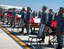 Los féretros se cubrieron con la Bandera Nacional y se montó una guardia de honor. X/Defensamx1