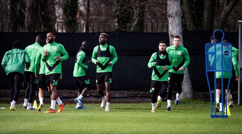 Jugadores del Ferencváros entrenan para afrontar el reto de vencer al Ludogorets, que llega con ventaja al partido definitivo. EFE/B. Bodnar