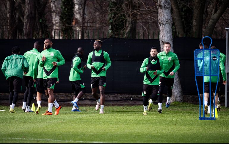 Jugadores del Ferencváros entrenan para afrontar el reto de vencer al Ludogorets, que llega con ventaja al partido definitivo. EFE/B. Bodnar