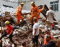 Integrantes del equipo de Bomberos y voluntarios remueven escombros durante las labores de rescate en una zona afectada por fuertes lluvias de Brasil. EFE/ A. Coelho