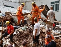 Integrantes del equipo de Bomberos y voluntarios remueven escombros durante las labores de rescate en una zona afectada por fuertes lluvias de Brasil. EFE/ A. Coelho