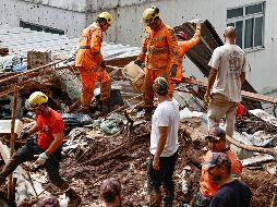 Integrantes del equipo de Bomberos y voluntarios remueven escombros durante las labores de rescate en una zona afectada por fuertes lluvias de Brasil. EFE/ A. Coelho