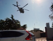 Un helicóptero de la Marina realiza un vuelo de vigilancia en Puerto Vallarta, efectivos de la Secretaria de la Marina (SEMAR) patrullan el municipio. EFE/ A. Montero