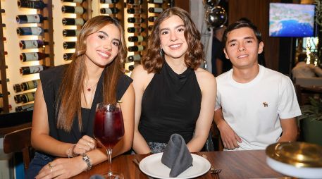 Claudia Zaragoza, Allison Cuevas y César Espinoza. GENTE BIEN JAISCO / T. Martínez